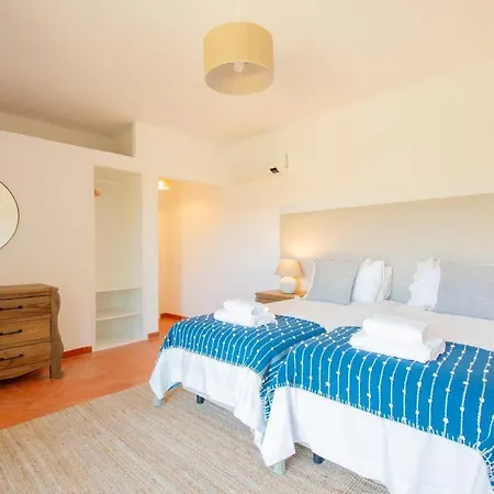 Spectacular 4 Bed With Pool Near Carvoeiro Вилла